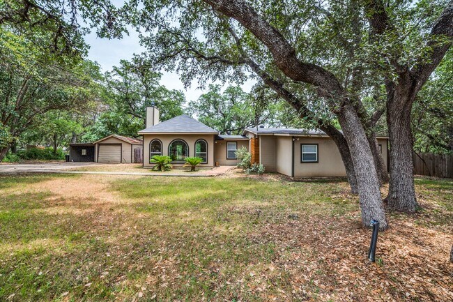 Building Photo - CASTLE HILLS FAMILY HOME