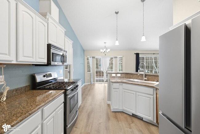 Building Photo - 3 BEDROOM | 2 BATHROOM | 2 CAR GARAGE