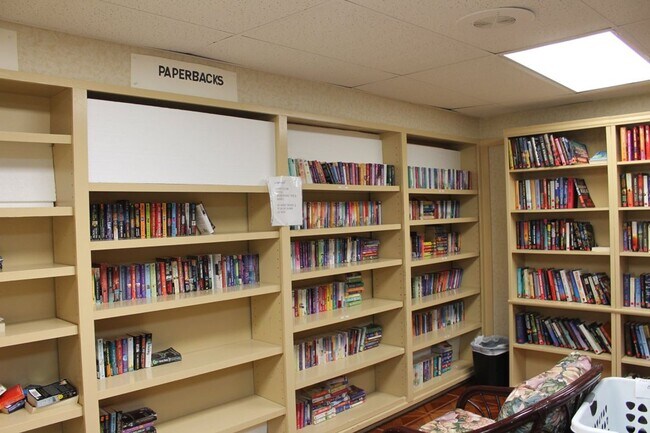 Building Photo - 2BR/ 2BA Condo In Golden Lakes - An Active...