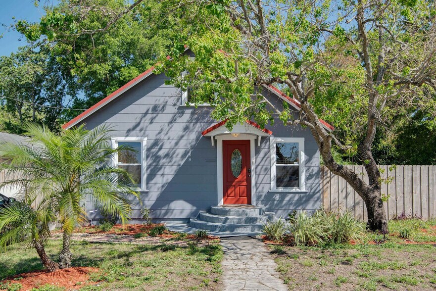 Building Photo - 108 E Flora St