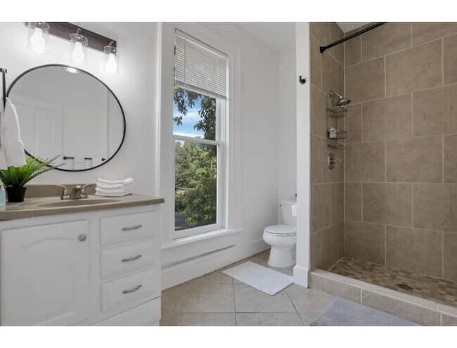 Building Photo - The Artist's Apt. | 2BR | Short North | +Parking