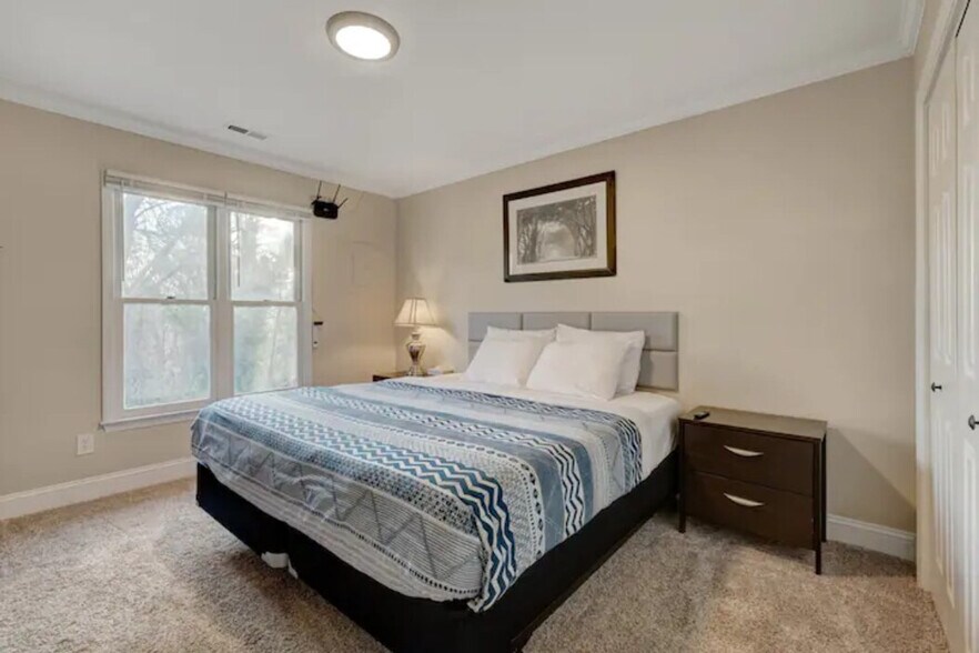 Building Photo - 2225 Summit St