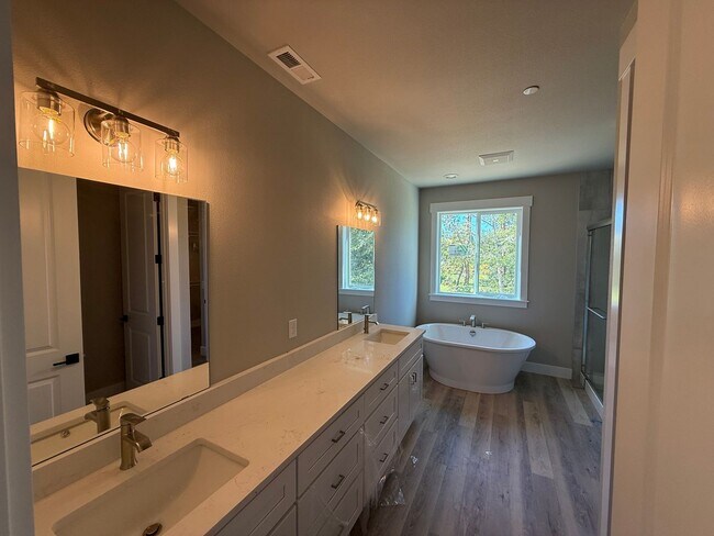 Building Photo - Spacious home in Bremerton.  Apply today t...