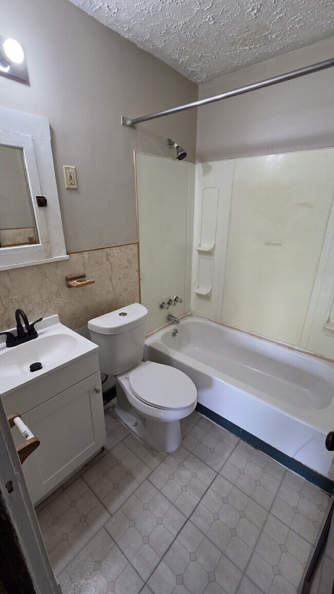 Building Photo - 2 Bed Ready Now