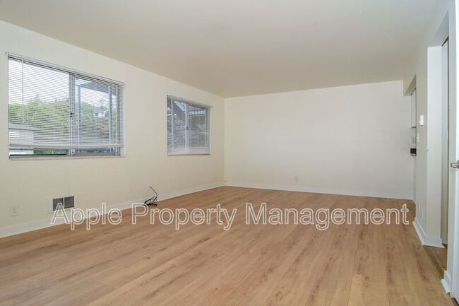 Building Photo - 9244 Greenwood Ave N