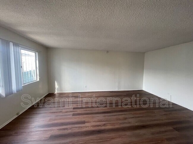 Building Photo - 1303 W 107th St