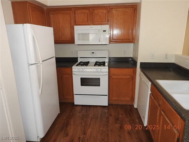 Building Photo - 3400 Cabana Dr