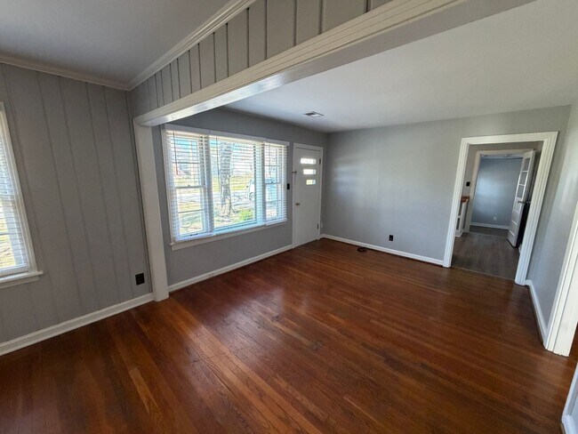 Building Photo - LIve in beautiful downtown Franklin!