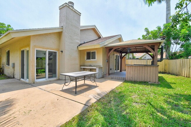 Building Photo - 7813 Kenway Pl W
