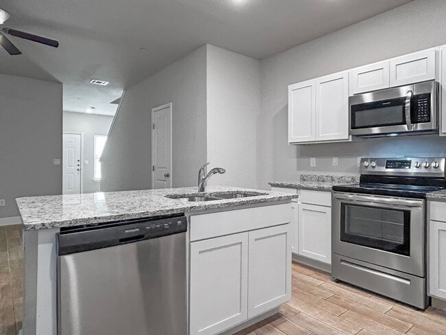 Building Photo - Charming Townhome Near I-35 & Randolph AFB