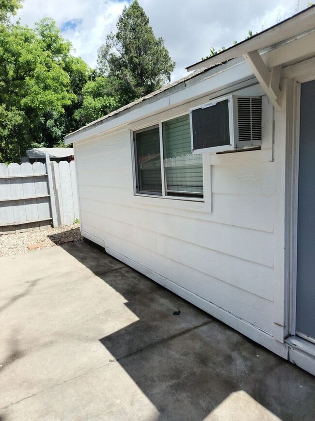 Building Photo - 548 W 4th Ave