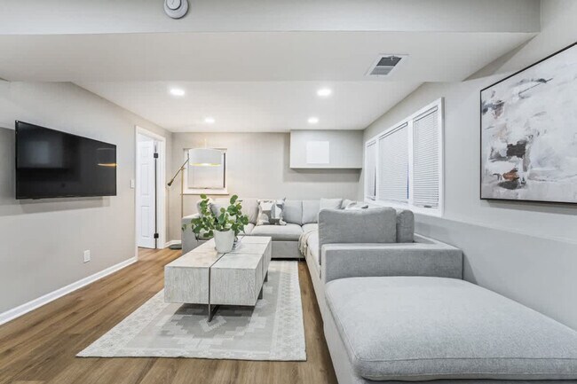 Building Photo - 1410 N Lama Ln