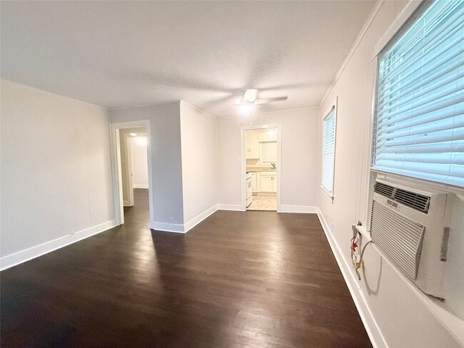 Building Photo - 119 Oak Dr