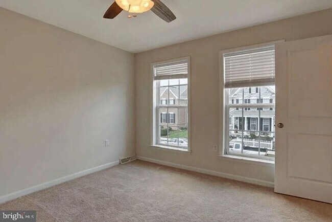 Building Photo - 613 Line Rd