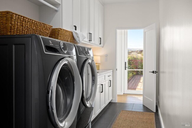 Building Photo - 987 Mark West Springs Rd