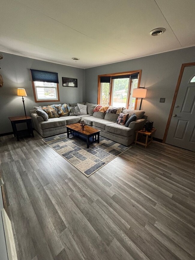 Building Photo - Charming 2-Bedroom Home in La Crosse Close...