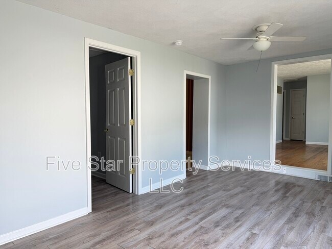 Building Photo - 1028 W Iles Ave