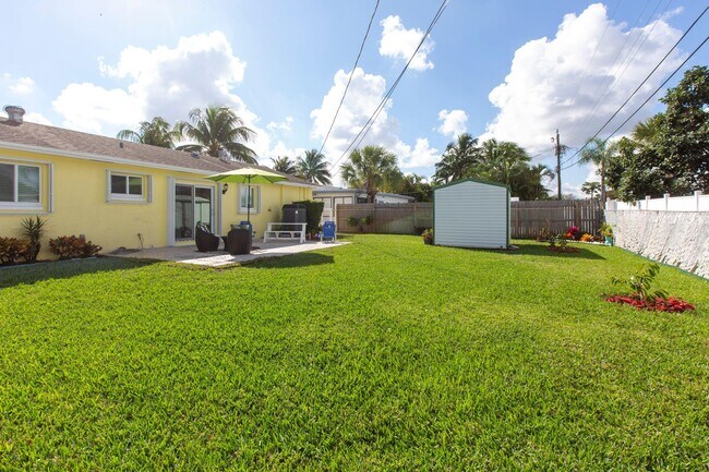 Building Photo - 343 Balsam St