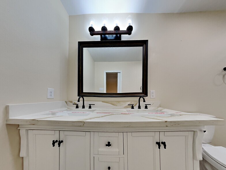 Building Photo - 2905 Shady Creek Dr