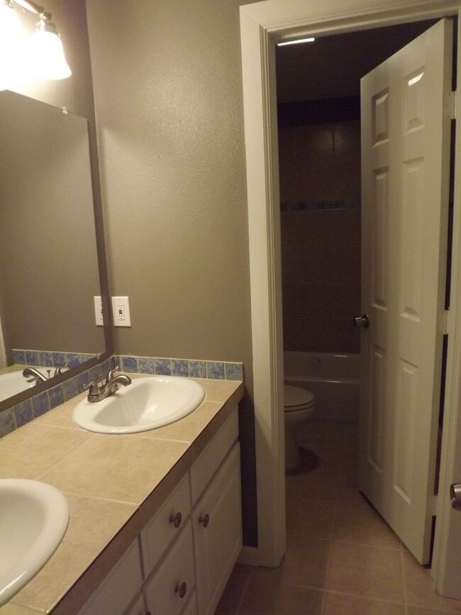 Building Photo - Pre Leasing for fall 2026! 4/2 by Greek circle!