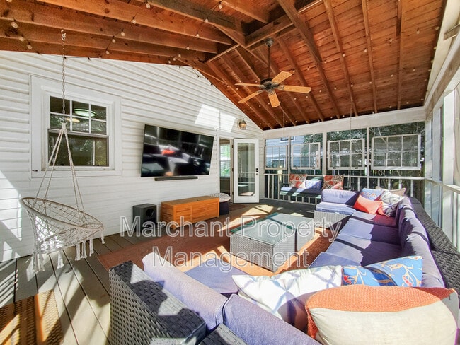 Building Photo - 111 W Hillcrest Dr