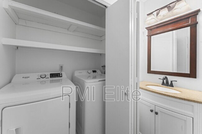 Building Photo - 18182 W Sundowner Way