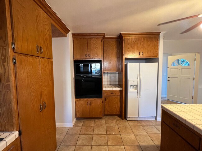Building Photo - Spacious 3 Bedroom House with Private Gara...
