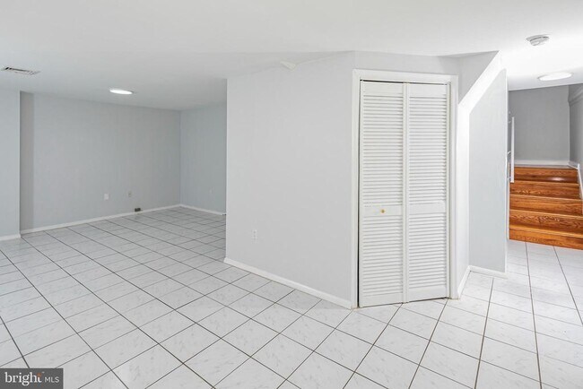 Building Photo - 7 Exeter Ct