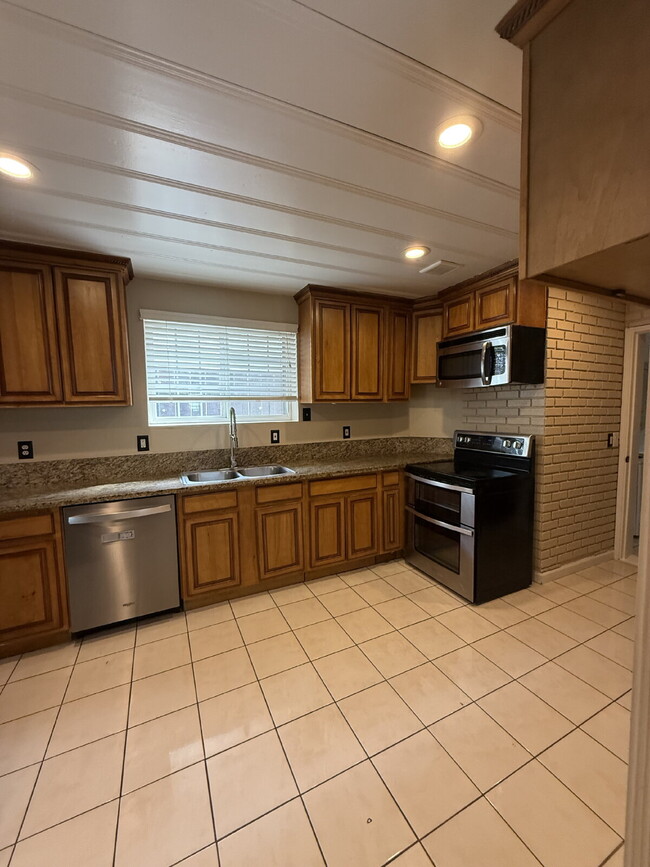 Building Photo - Spacious 4 Bedroom 2.5 Bathroom Hayward Home with Fresh Paint and New Carpet