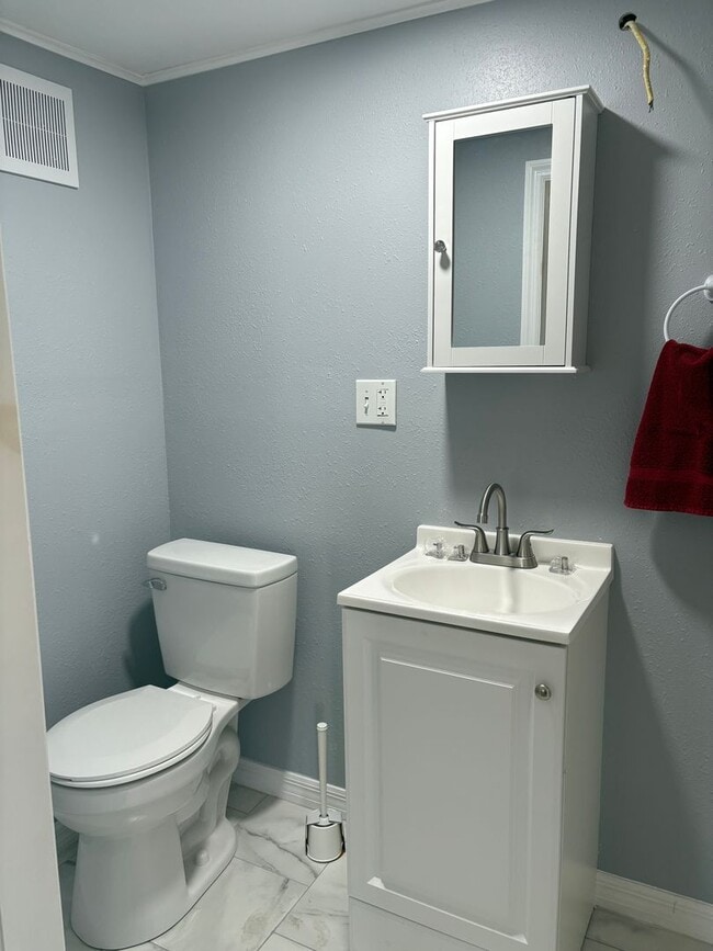 Building Photo - 2 bedroom 2 bath fully remodeled mobile home for rent in 55+ community in south Tampa