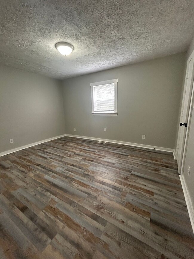 Building Photo - Newly Updated 4 Bed House Available Now!