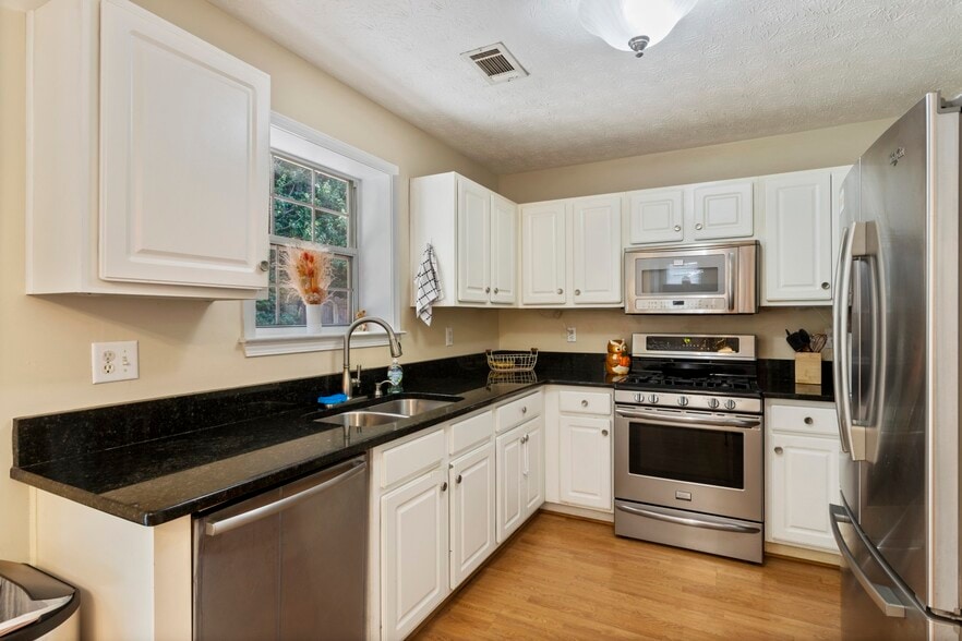 Building Photo - 2260 Winthrope Way Dr