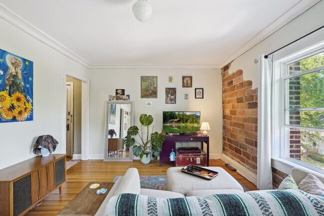 Building Photo - 2733 Girard Ave S