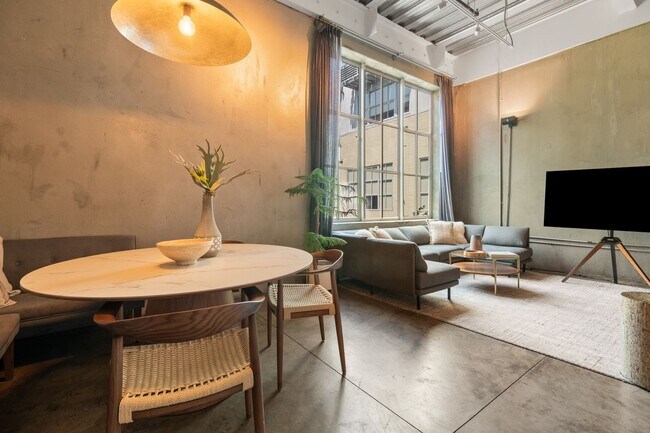 Building Photo - Spacious 2br loft with in-unit laundry and...