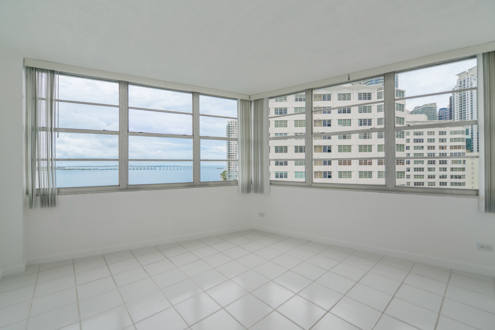 Building Photo - 801 Brickell Bay Dr