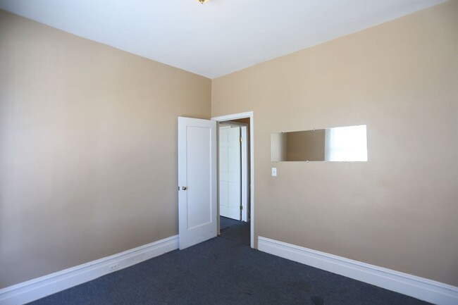 Building Photo - Spacious 3BR/1BA Full Floor Flat in North ...