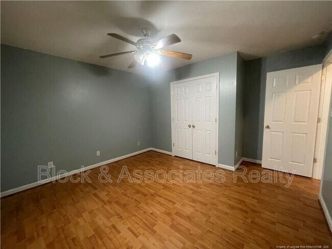 Building Photo - 596 E Lake Ridge Rd