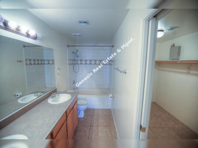 Building Photo - Charming 2-Bedroom Townhouse with Scenic Views & Cozy Fireplace in Tucson!