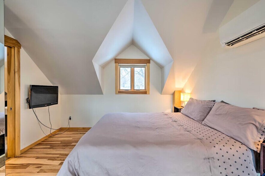 Building Photo - 2329 Pine St