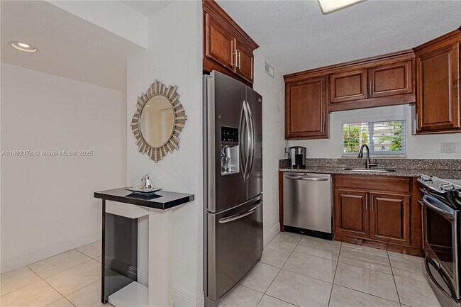 Building Photo - 9410 N Hollybrook Lake Dr