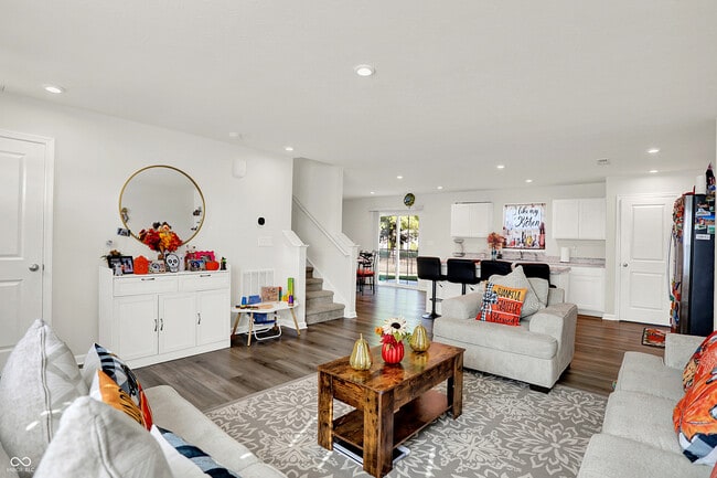 Building Photo - 910 Red Hls Ct