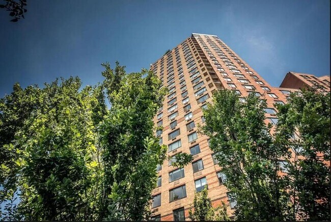 Building Photo - 4 bedroom in New York NY 10280