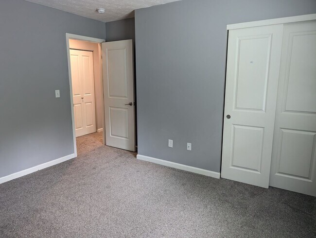 Building Photo - AVAILABLE NOW! Luxurious and Modern 3-4 Bedroom / 3.5 Bath Townhome in the Twin Lakes Community!