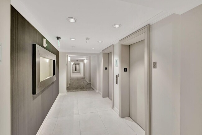 Building Photo - 2665 SW 37th Ave