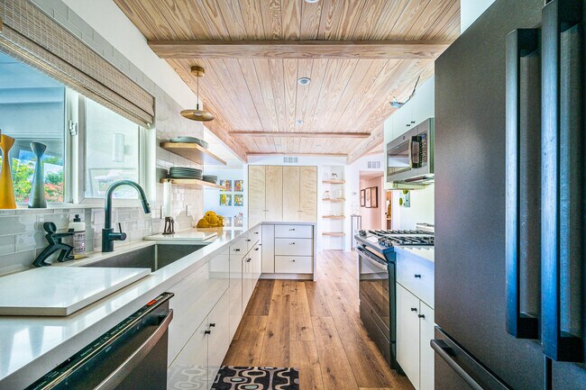 Building Photo - 2748 E Via Escuela