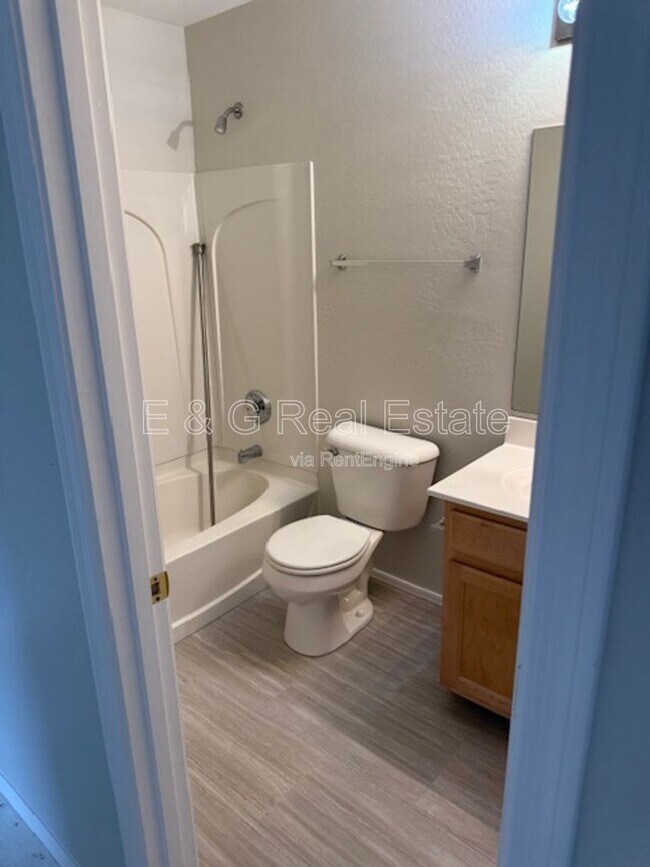 Building Photo - 7042 W Mercer Ln