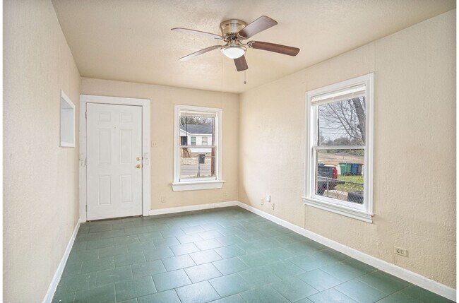 Building Photo - 928 Poinsettia St