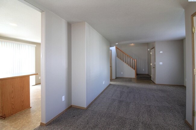 Building Photo - 3 Bed, 2.5 Bath House in West Pasco