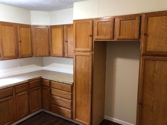 Building Photo - 3 bed, 1 bath Home