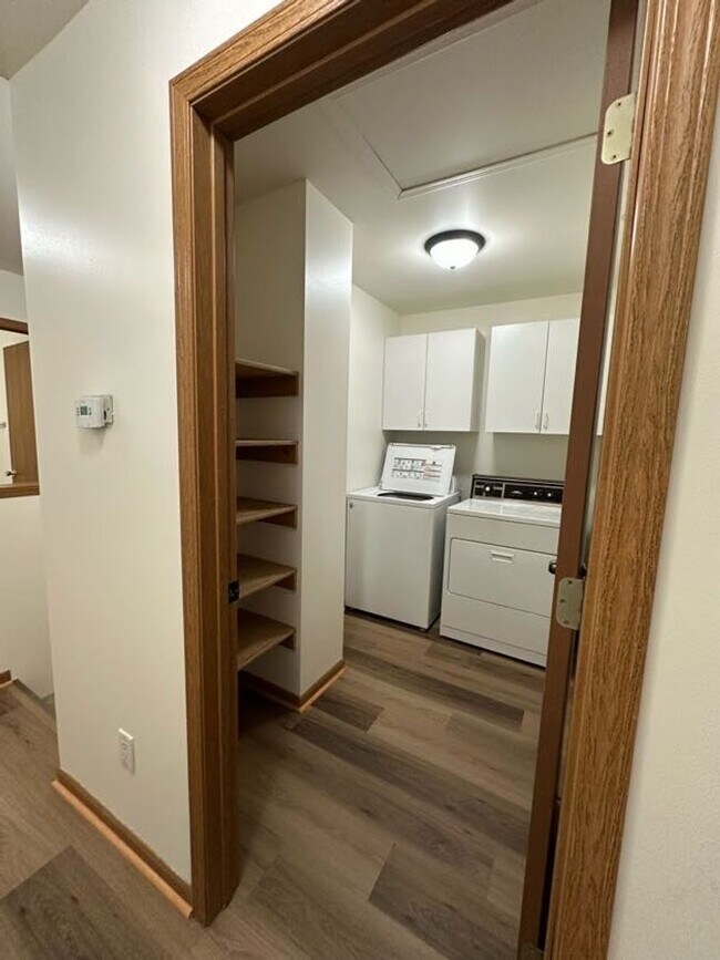 Building Photo - Ellis Avenue Duplex